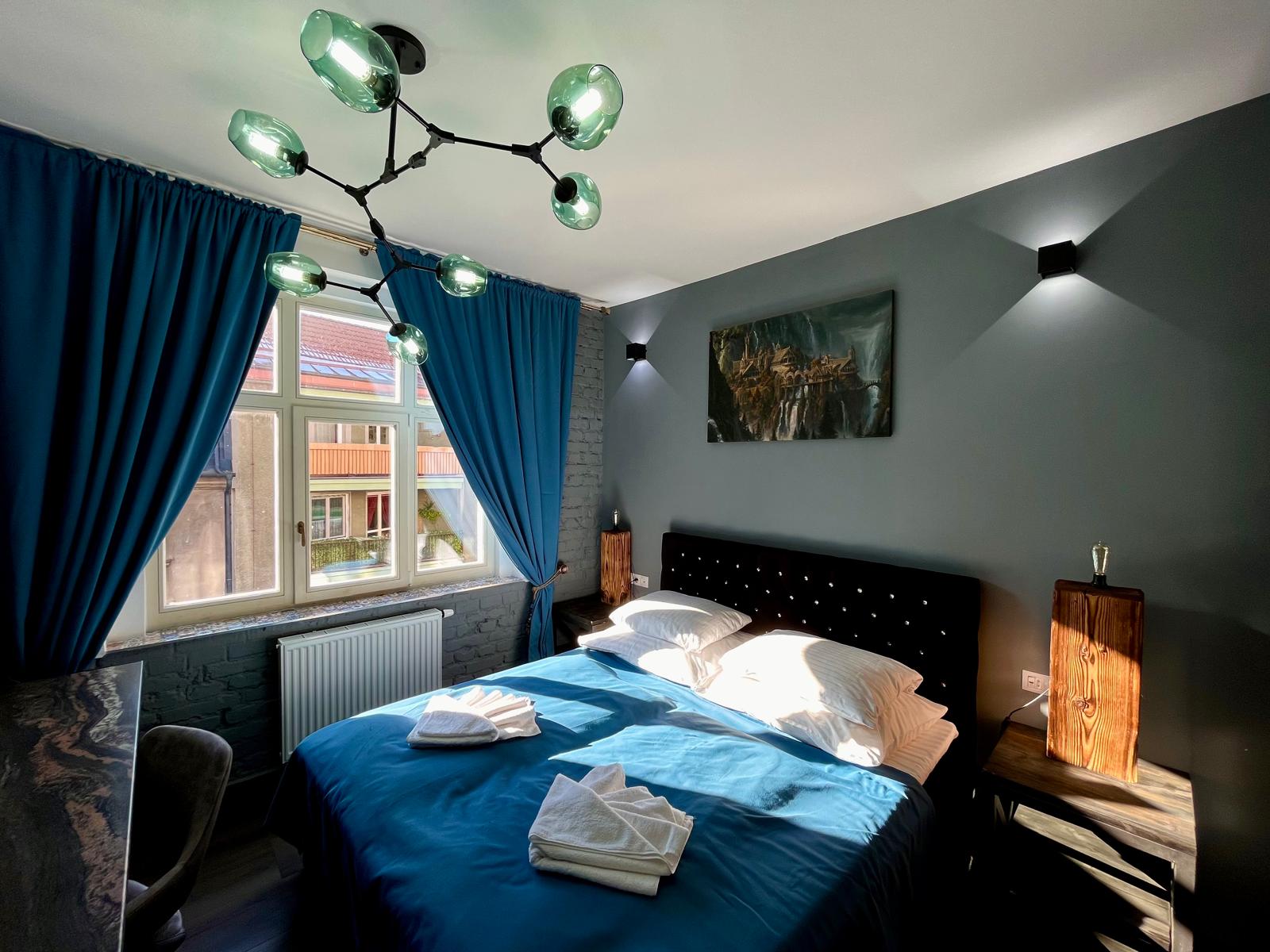 Loznice s modrym dekorem